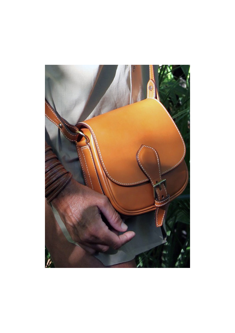La gibecière de chasse en cuir petit modèle La gibecière de chasse en cuir petit modèle
