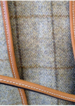 Le poncho de chasse en tweed et cuir