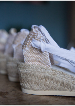 Les espadrilles catalanes hautes à lacets.