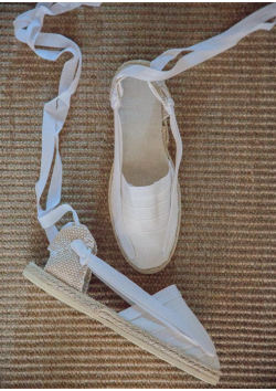 Les espadrilles catalanes plates à lacet.