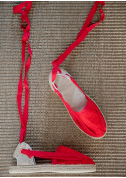 Les espadrilles catalanes plates à lacet.