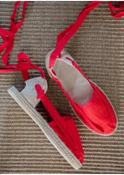 Les espadrilles catalanes plates à lacet.