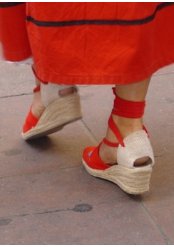 Les espadrilles Catalanes hautes à lacets.