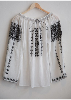 La blouse roumaine traditionnelle noire