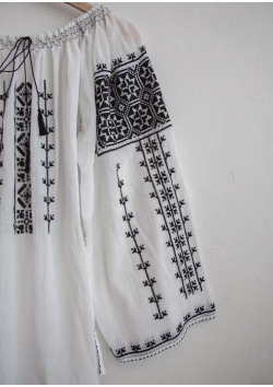 La blouse roumaine traditionnelle noire