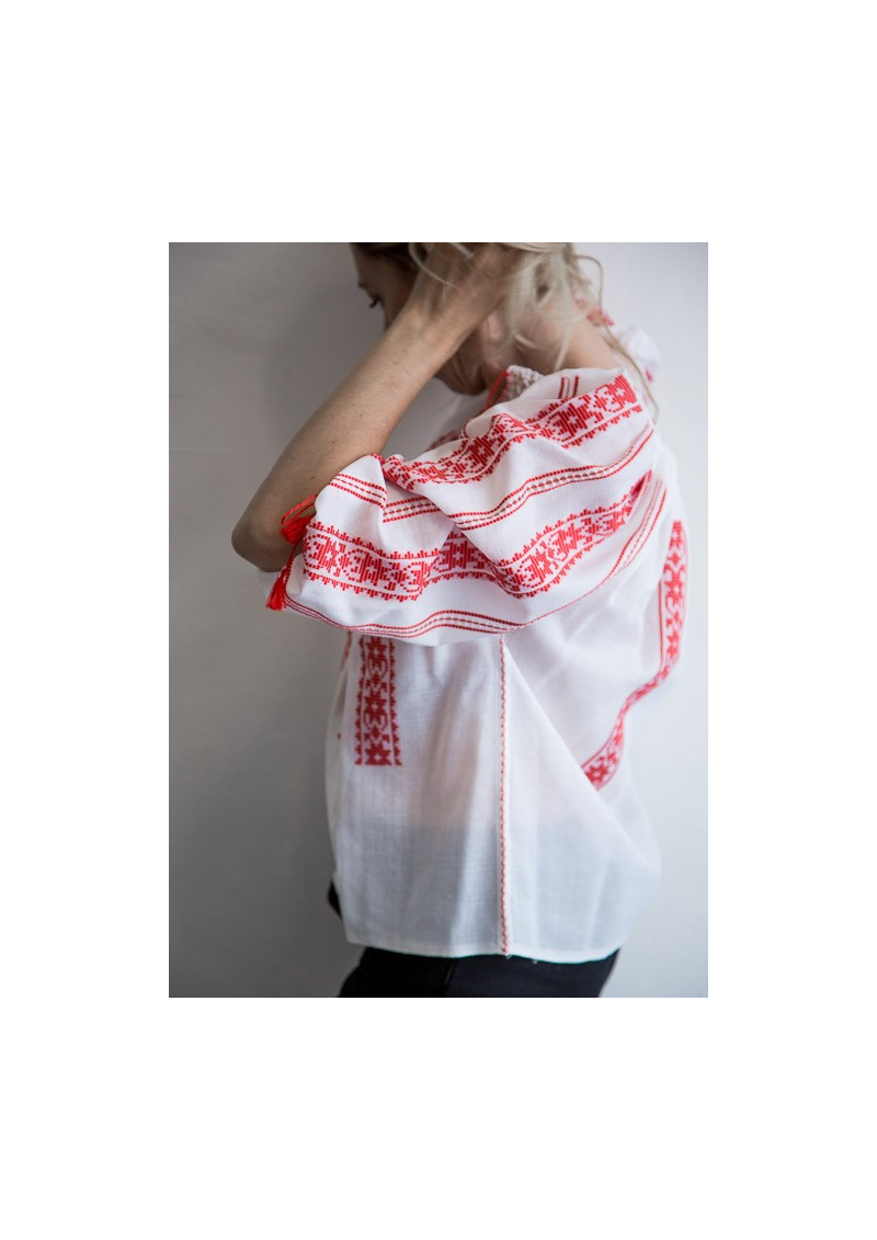 La blouse roumaine traditionnelle tissée-main