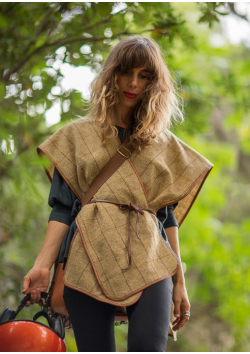 Le poncho de chasse en tweed et cuir