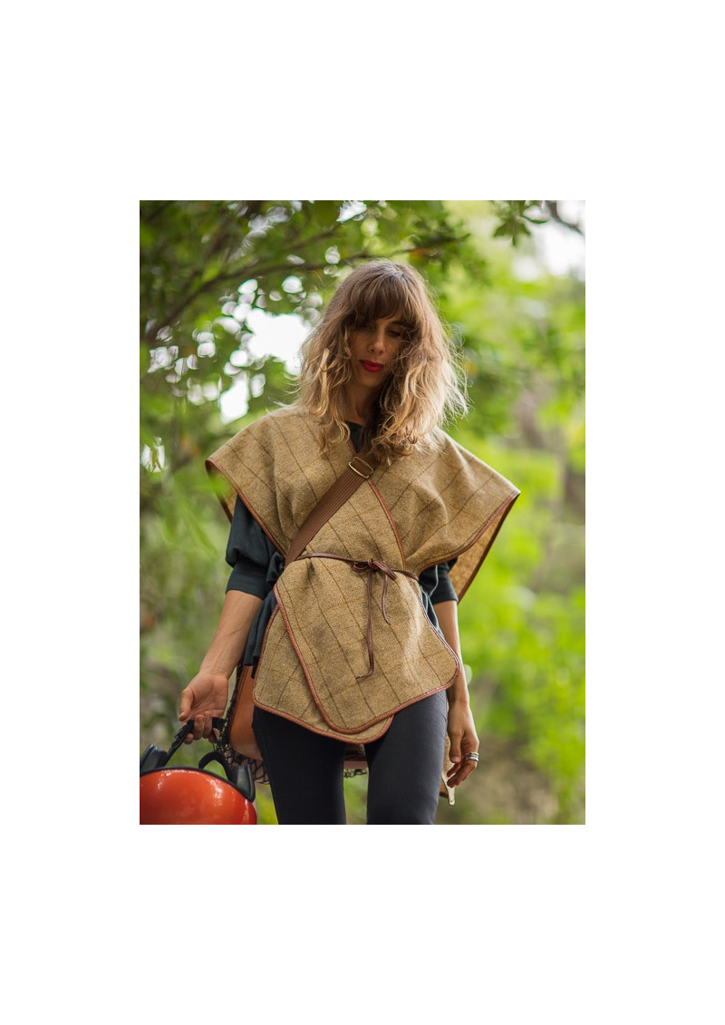 Le poncho de chasse en tweed et cuir Le poncho de chasse en tweed et cuir