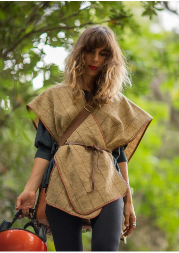 Le poncho de chasse en tweed et cuir