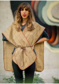 Le poncho de chasse en tweed et cuir