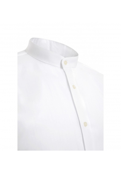 La chemise blanche de clergyman