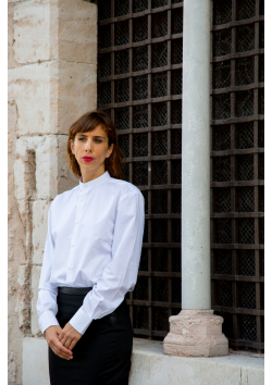 La chemise blanche de clergyman