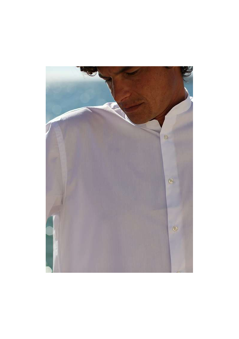 La chemise blanche de clergyman