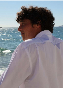 La chemise blanche de clergyman