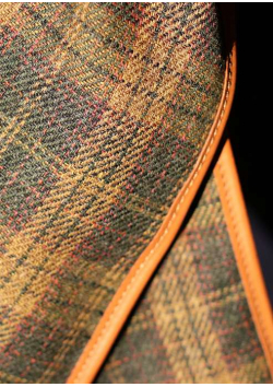 Le poncho de chasse en tweed et cuir