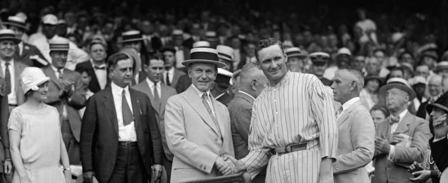 Canotiers portés par public lors d'un match de baseball